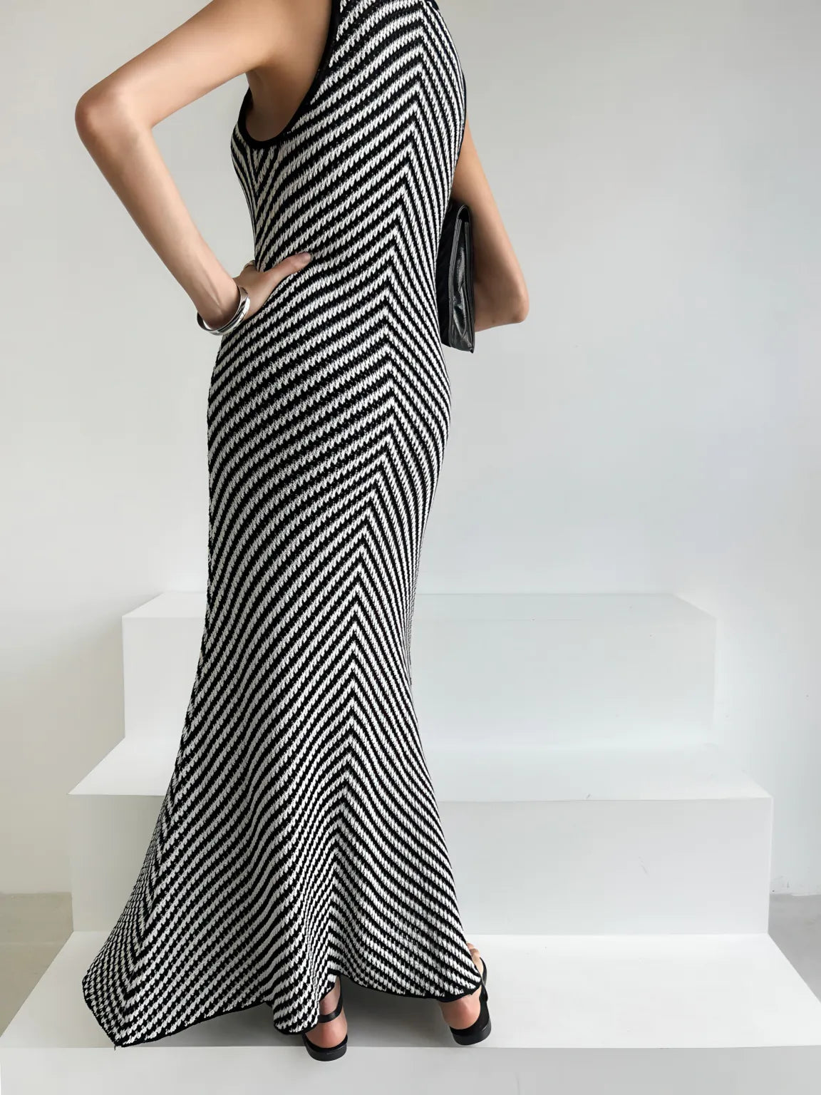 Round-neck striped contrasting stitching sleeveless knitted dress
