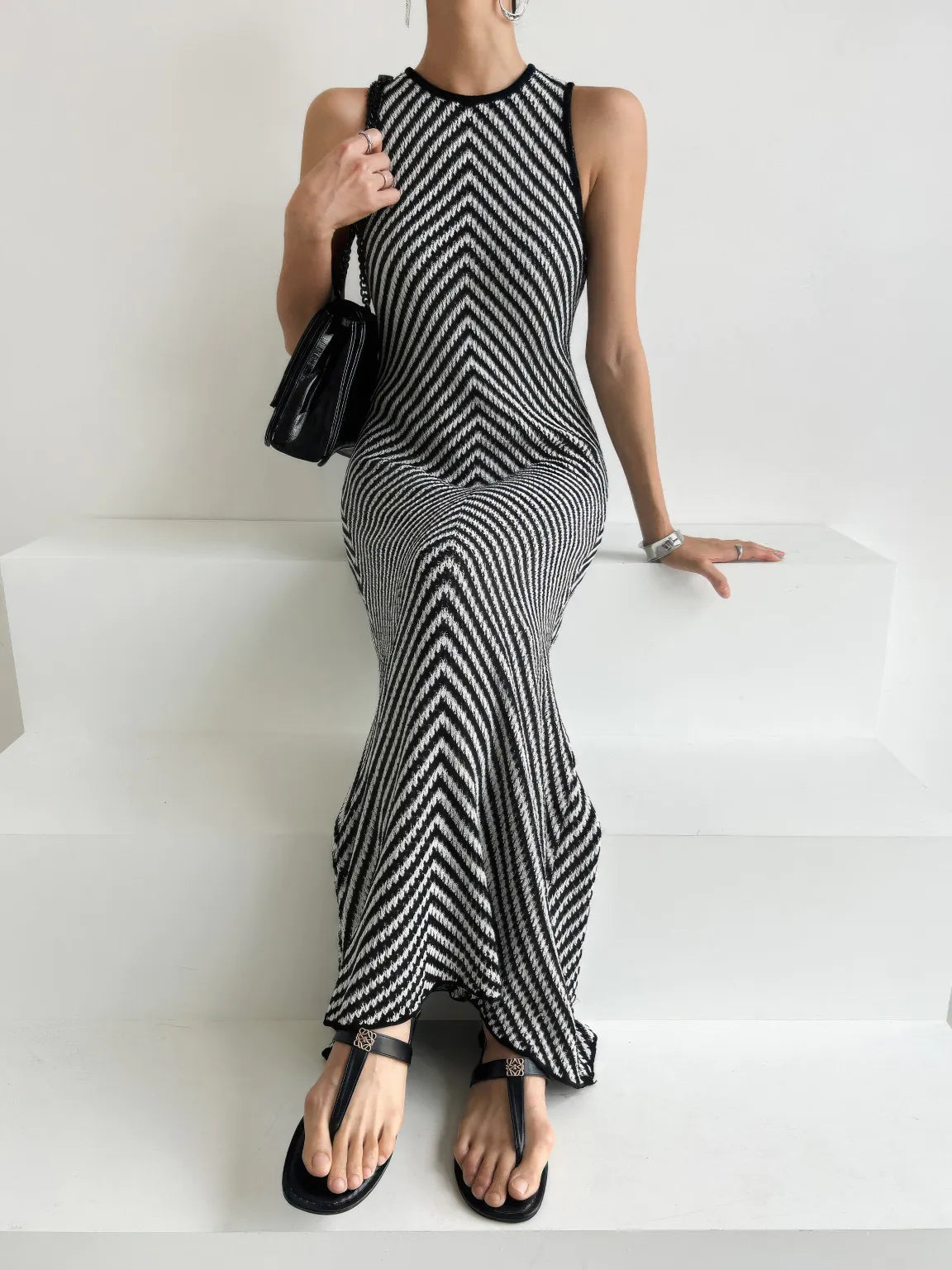 Round-neck striped contrasting stitching sleeveless knitted dress