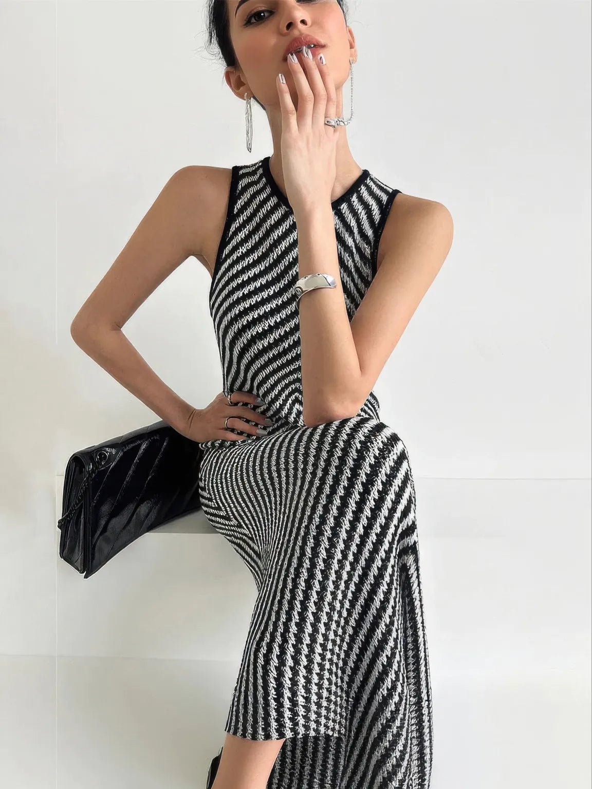 Round-neck striped contrasting stitching sleeveless knitted dress