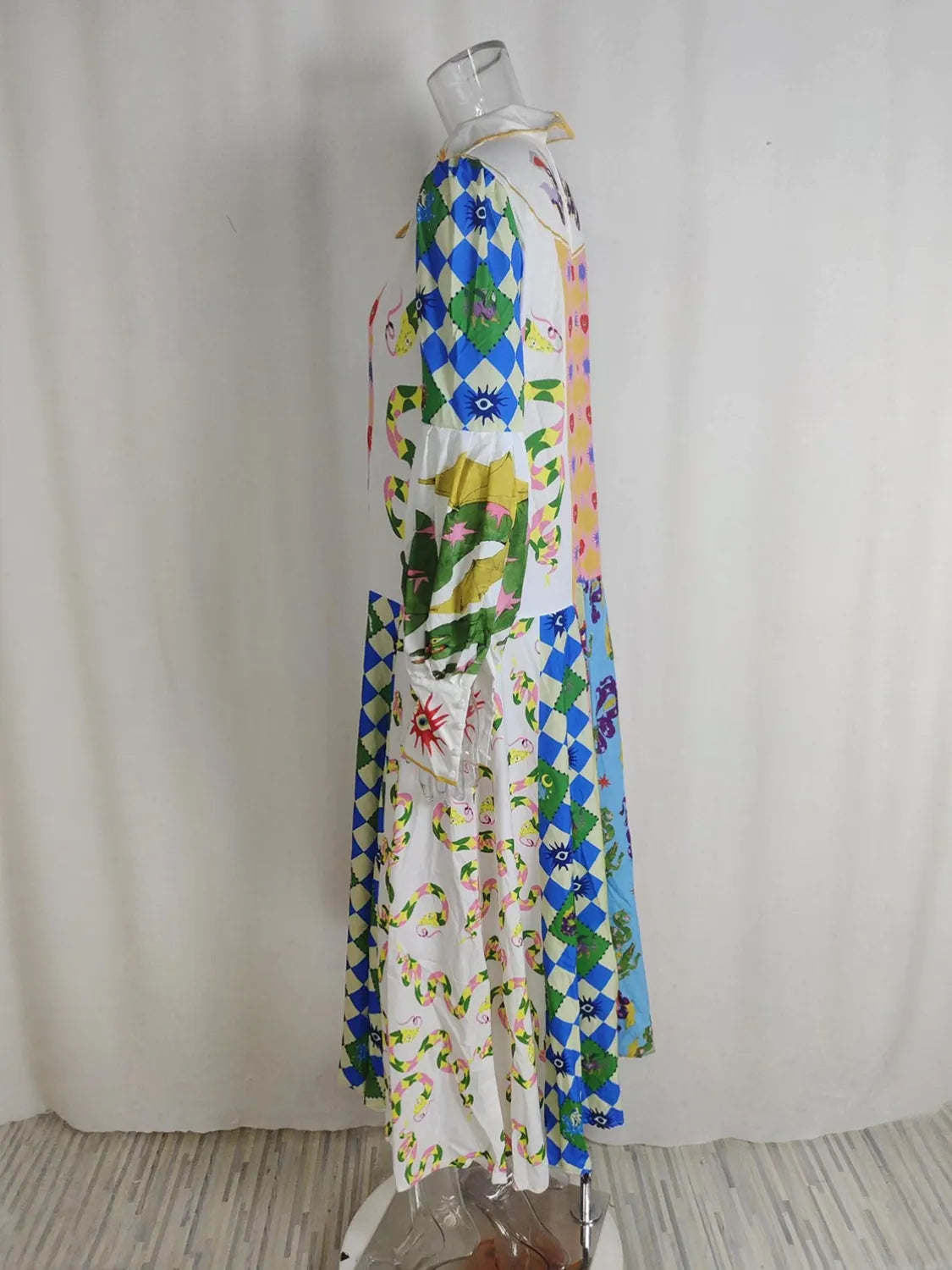 Colorful floral dress on a mannequin against a plain background. #Color_LightBlue