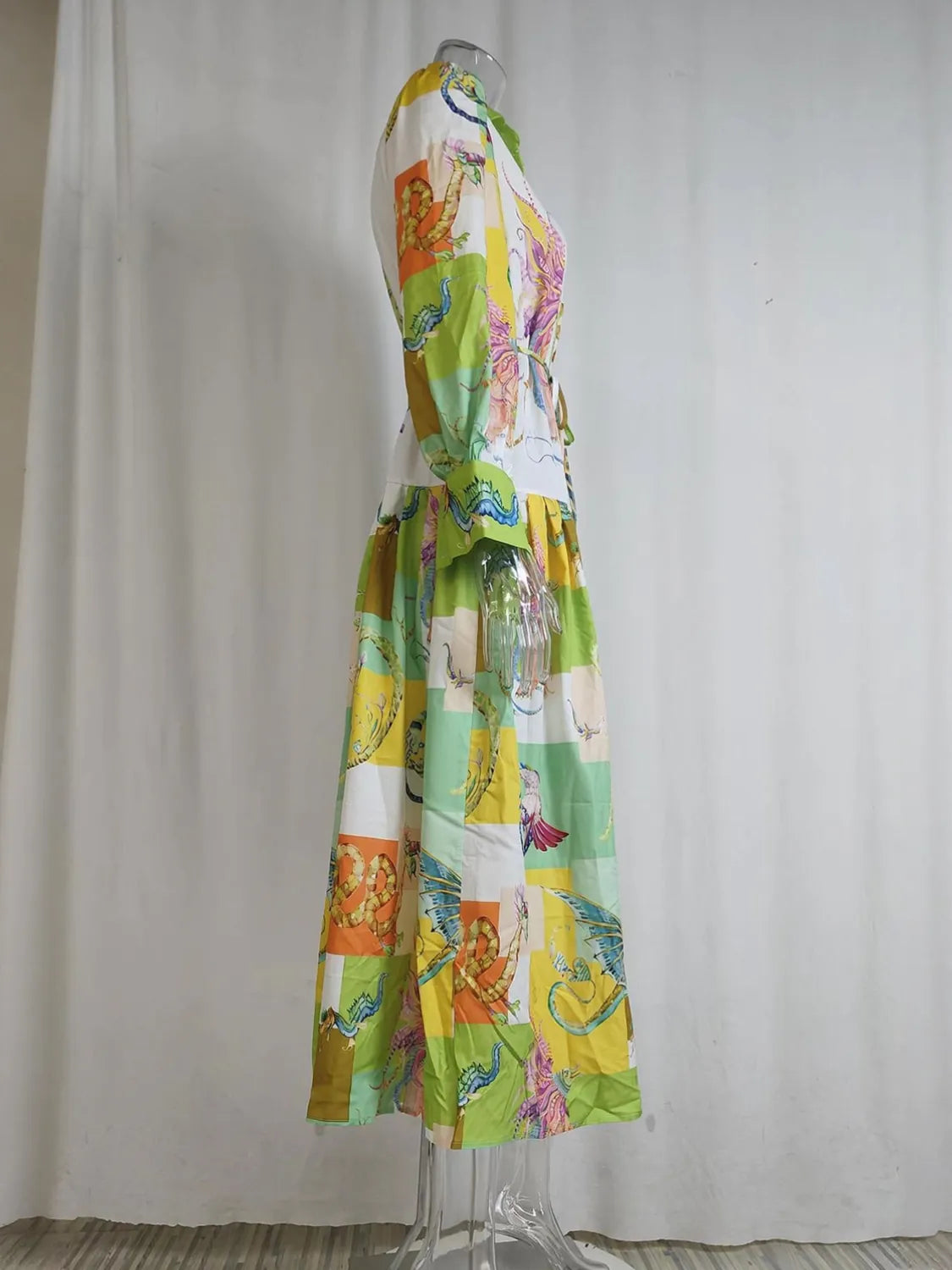 Colorful dress on a mannequin against a plain background. #Color_LightGreen